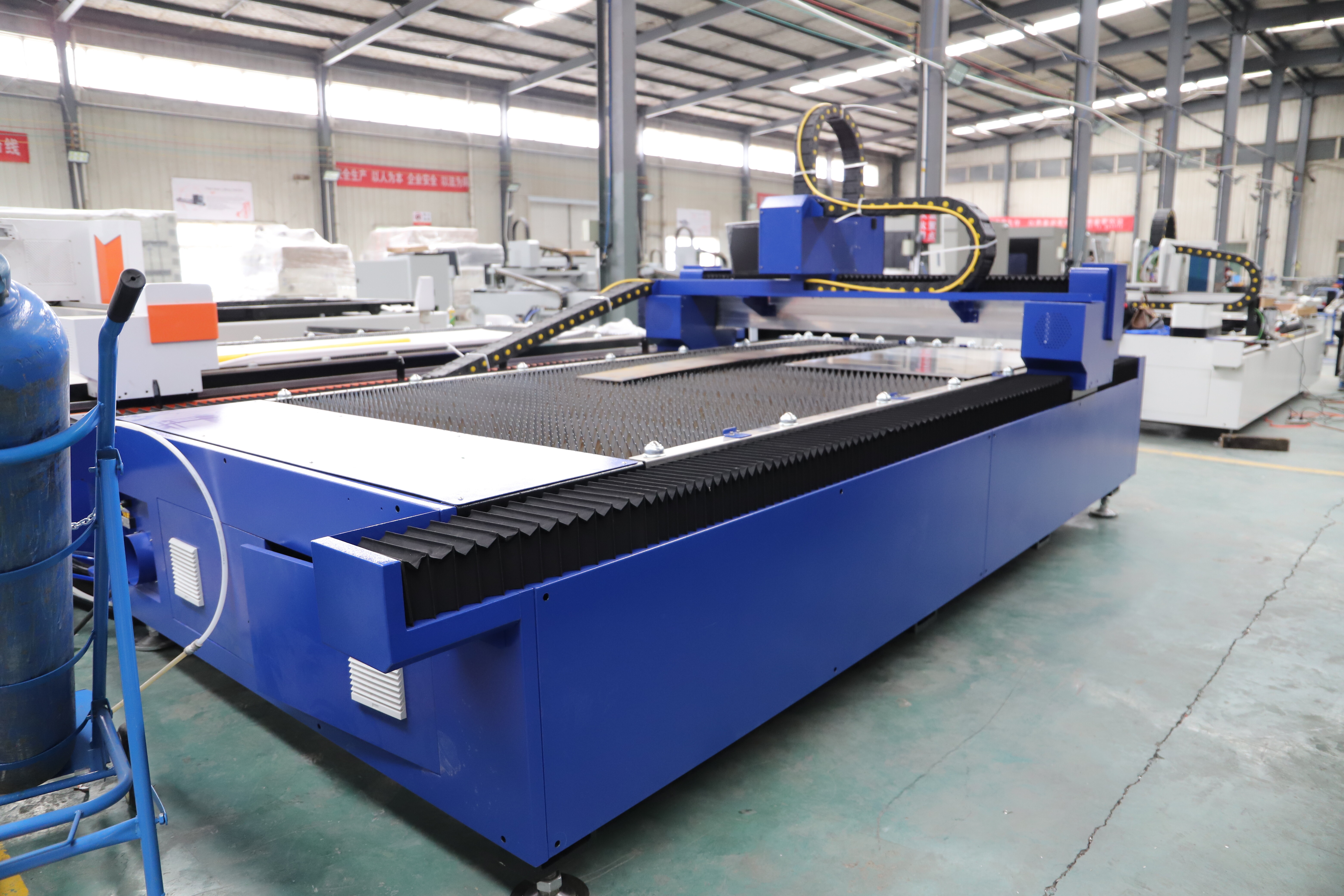 GC1530F Machine de découpe laser à fibre de conception nouvelle pour la découpe de métal plat 