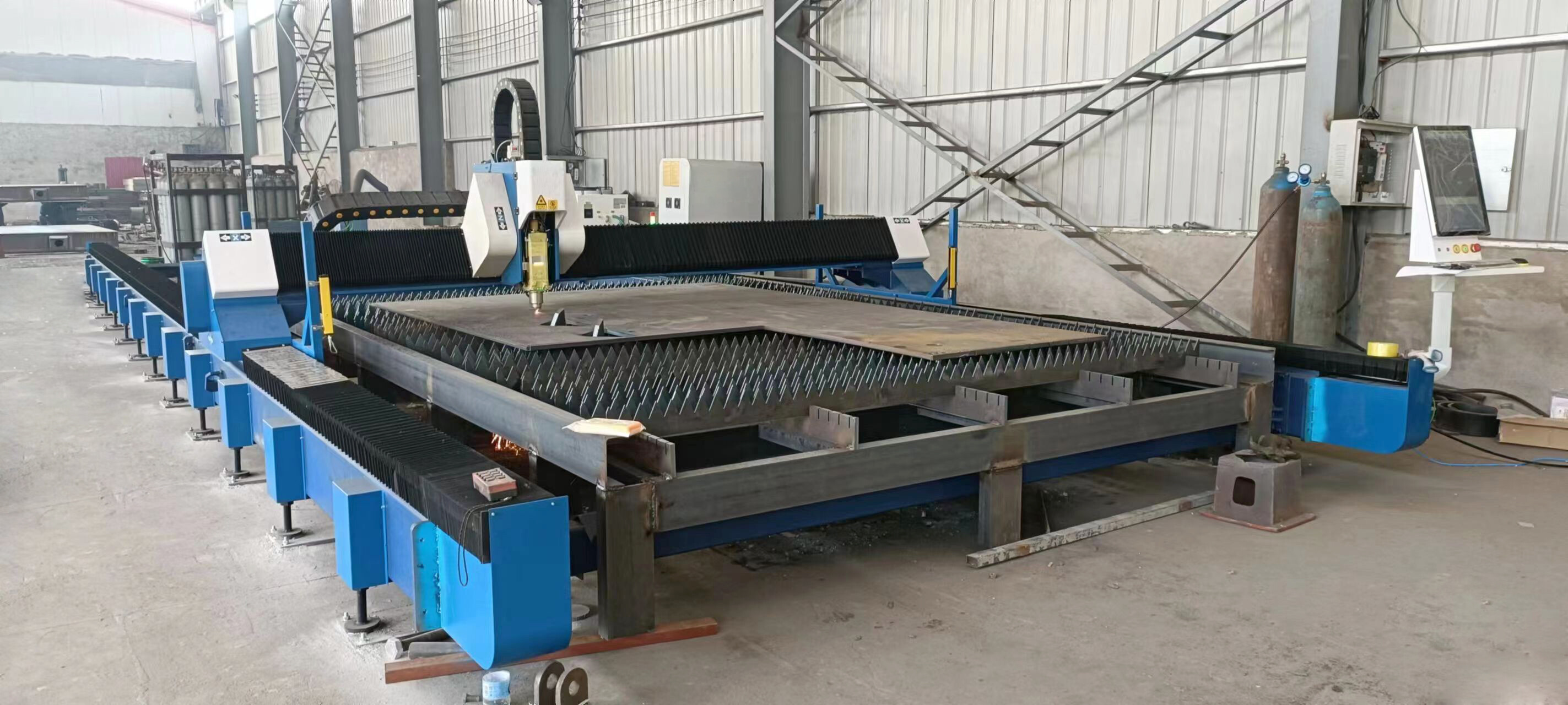 GC3012F Machine de découpe laser à fibre pour rail de sol de grande taille