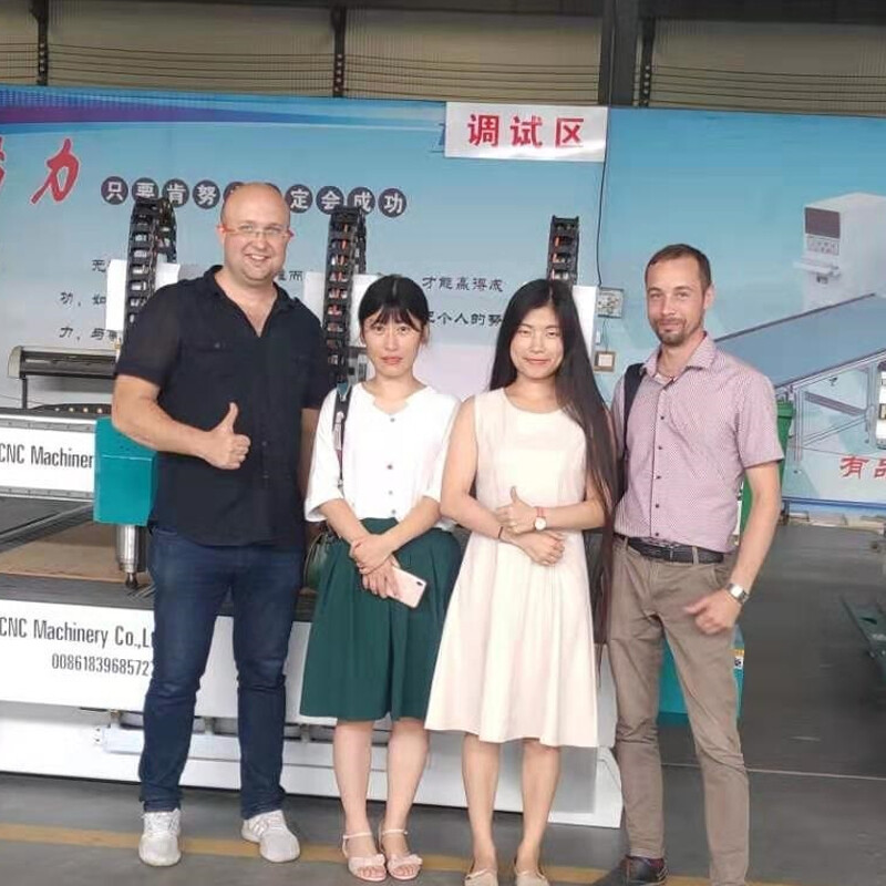 Fournit des routeurs à bois CNC de qualité à des clients russes satisfaits