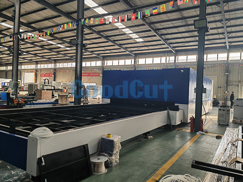 GC3060FC-D Machine de découpe au Laser à fibre à double tables avec capot de protection fermé pour métaux plats