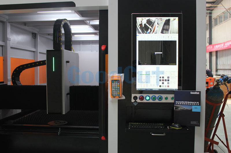 GC1530FC-D Machine de découpe au Laser à fibre à double tables avec capot de protection fermé pour métaux plats