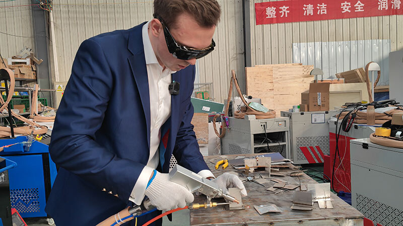 Les clients russes font l'éloge des machines de soudage laser de qualité