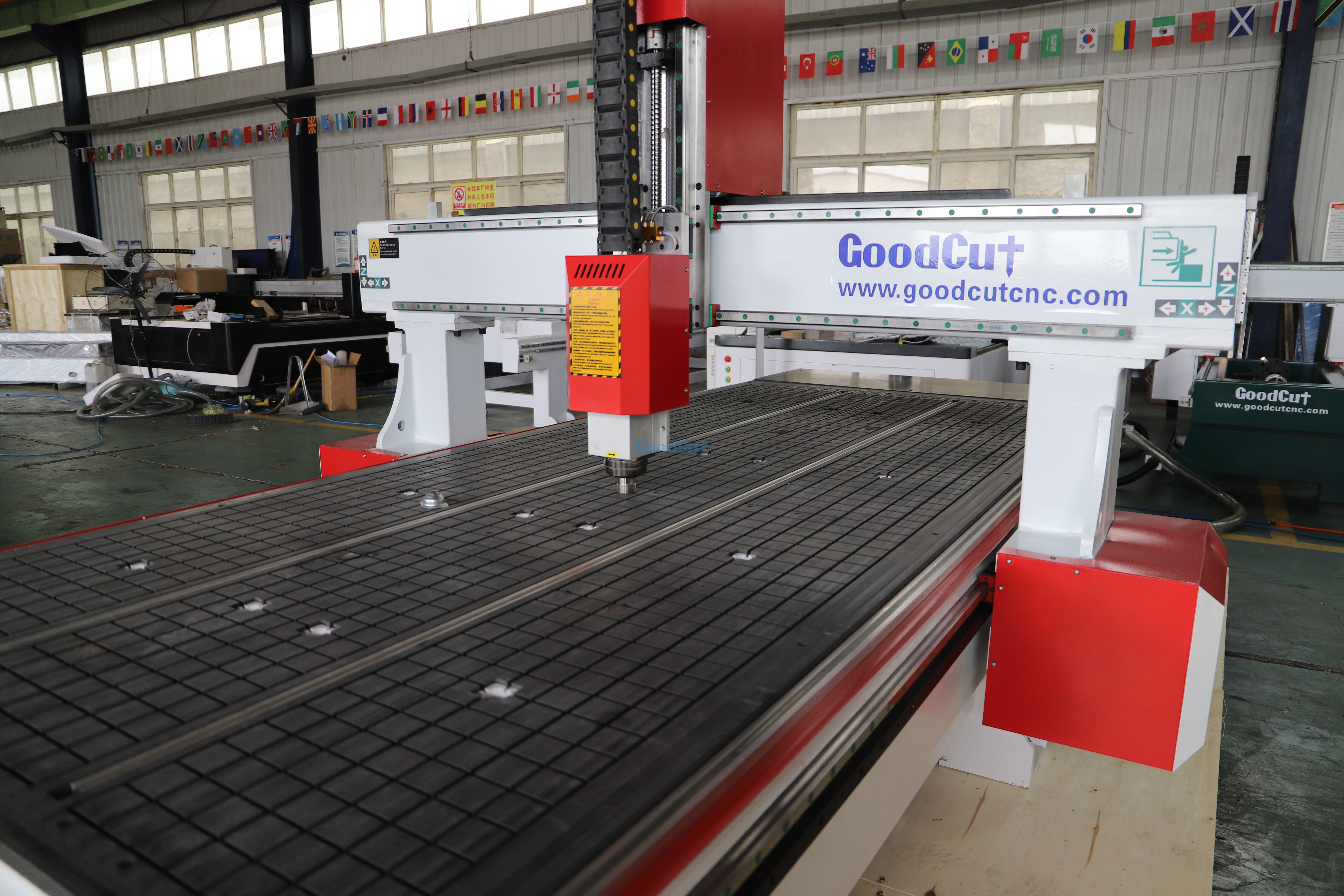 Machine routeur CNC robuste GC1325VH avec table à vide pour le travail du bois