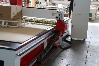 GC2030V Fraiseuse CNC grand format 2000*3000mm Surface de travail avec rouleau presseur pour bois MDF acrylique