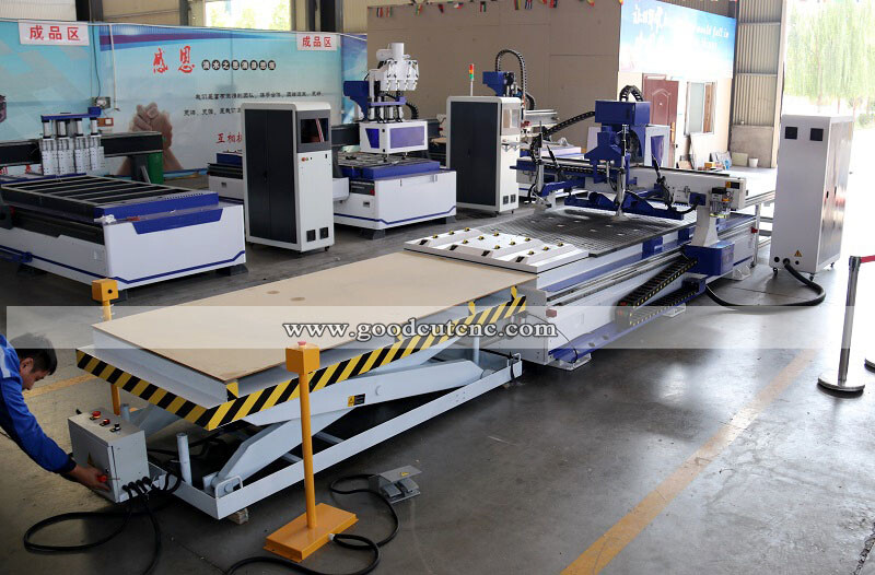 GC1325AF Machine de routeur CNC d'imbrication avec dispositif de chargement et de déchargement automatique pour le travail du Bois