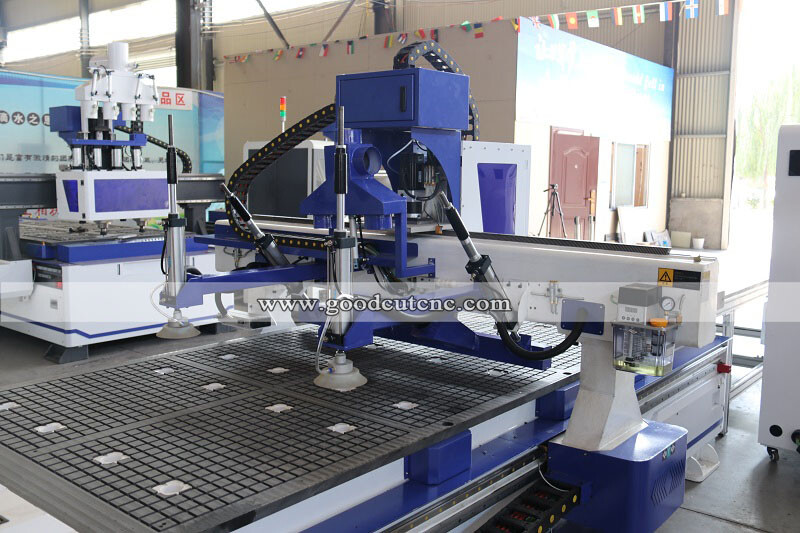 GC1325AF Machine de routeur CNC d'imbrication avec dispositif de chargement et de déchargement automatique pour le travail du Bois