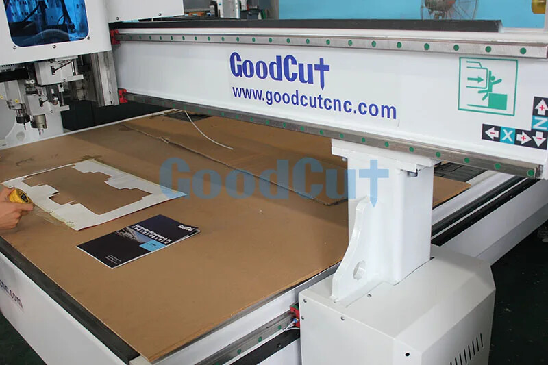 GC1625-O Routeur CNC à bois avec tête de coupe à couteau vibrant pour carton