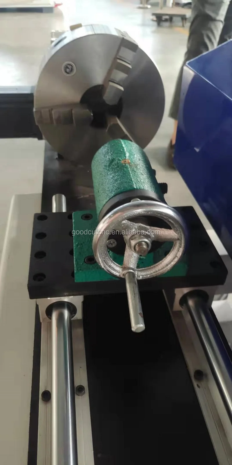 GC1325R Machine de routeur CNC à 4 axes avec accessoire rotatif latéral pour le travail du bois et obejet en forme cylindrique