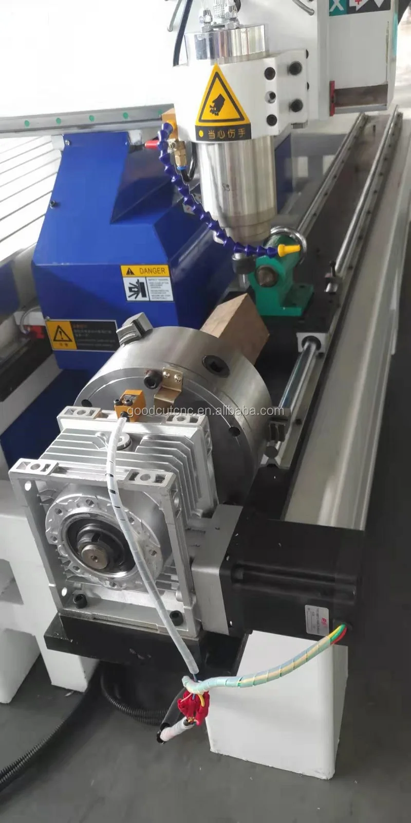 GC1325R Machine de routeur CNC à 4 axes avec accessoire rotatif latéral pour le travail du bois et obejet en forme cylindrique