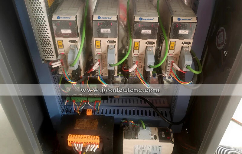 GC1530-6R Fraiseuse CNC de 4 axes, avec 6 broches et 6 axes rotatifs pour planche et jambes en bois