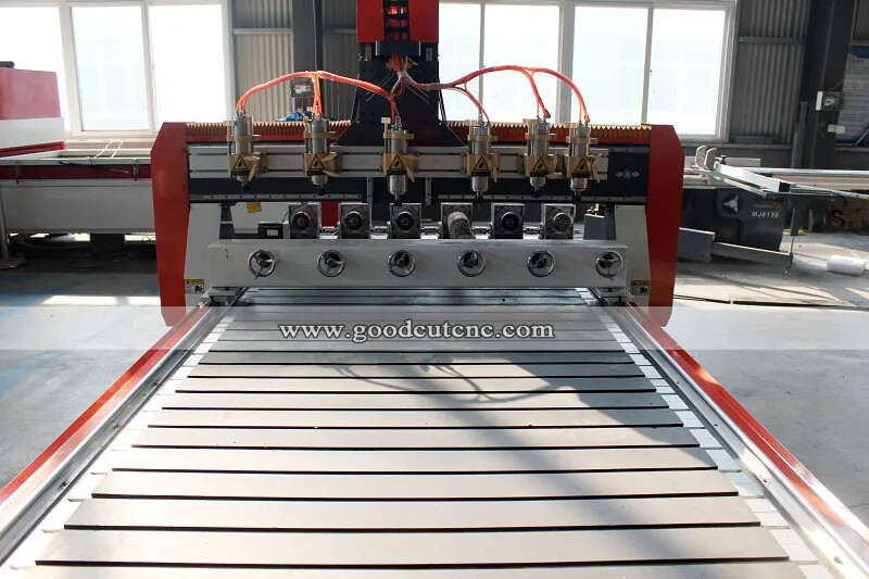 GC1530-6R Fraiseuse CNC de 4 axes, avec 6 broches et 6 axes rotatifs pour planche et jambes en bois