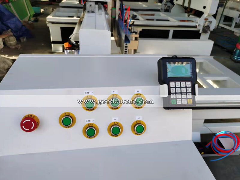 GC1325-4R Routeur CNC pour bois multi-broches avec 4 broches et 4 rotatifs pour pieds de table de meubles