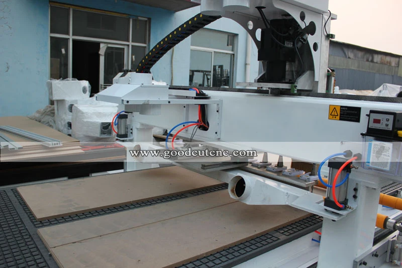 GC1325ATC Routeur CNC linéaire ATC avec changeur d'outils Automatique pour la fabrication de portes d'armoires de cuisine