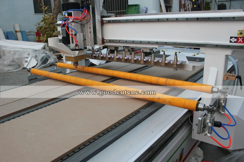 GC1325ATC Routeur CNC linéaire ATC avec changeur d'outils Automatique pour la fabrication de portes d'armoires de cuisine