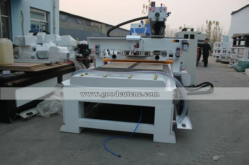 GC1325ATC Routeur CNC linéaire ATC avec changeur d'outils Automatique pour la fabrication de portes d'armoires de cuisine