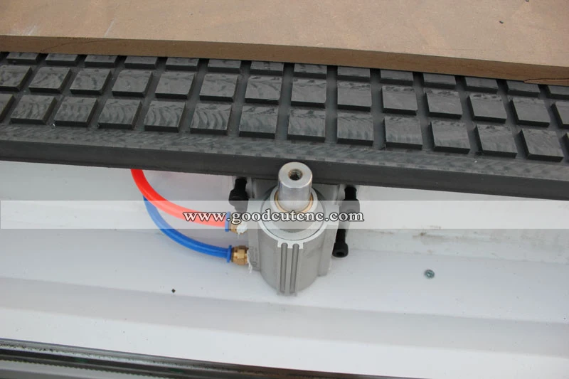 GC1325ATC Routeur CNC linéaire ATC avec changeur d'outils Automatique pour la fabrication de portes d'armoires de cuisine