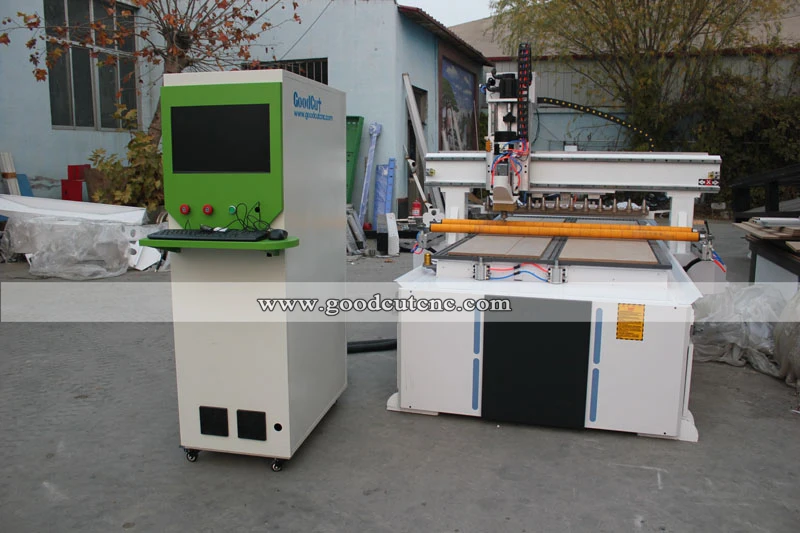 GC1325ATC Routeur CNC linéaire ATC avec changeur d'outils Automatique pour la fabrication de portes d'armoires de cuisine