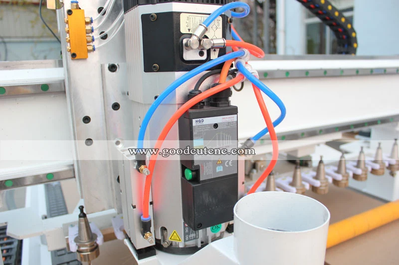 GC1325ATC Routeur CNC linéaire ATC avec changeur d'outils Automatique pour la fabrication de portes d'armoires de cuisine