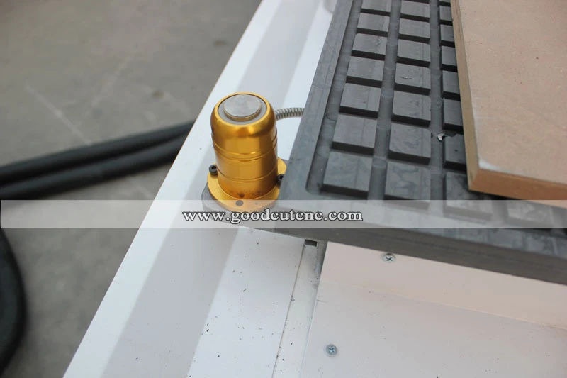 GC1325ATC Routeur CNC linéaire ATC avec changeur d'outils Automatique pour la fabrication de portes d'armoires de cuisine