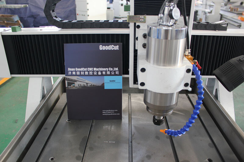 GC6060 Routeur CNC Mobile de type bureau de haute précision avec réservoir d'eau pour le travail sur le cuivre, l'aluminium et le métal mou