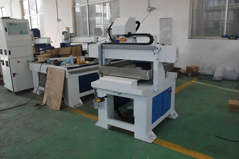 GC6060 Routeur CNC Mobile de type bureau de haute précision avec réservoir d'eau pour le travail sur le cuivre, l'aluminium et le métal mou