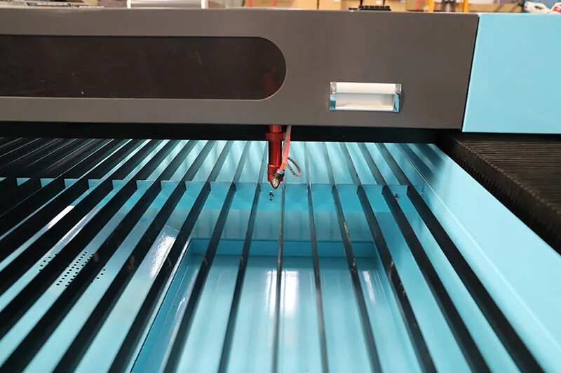 GC1325LG Machine laser CO2 de haute qualité pour la gravure et découpe bois, acrylique plastic, carton et autres matériaux non métalliques