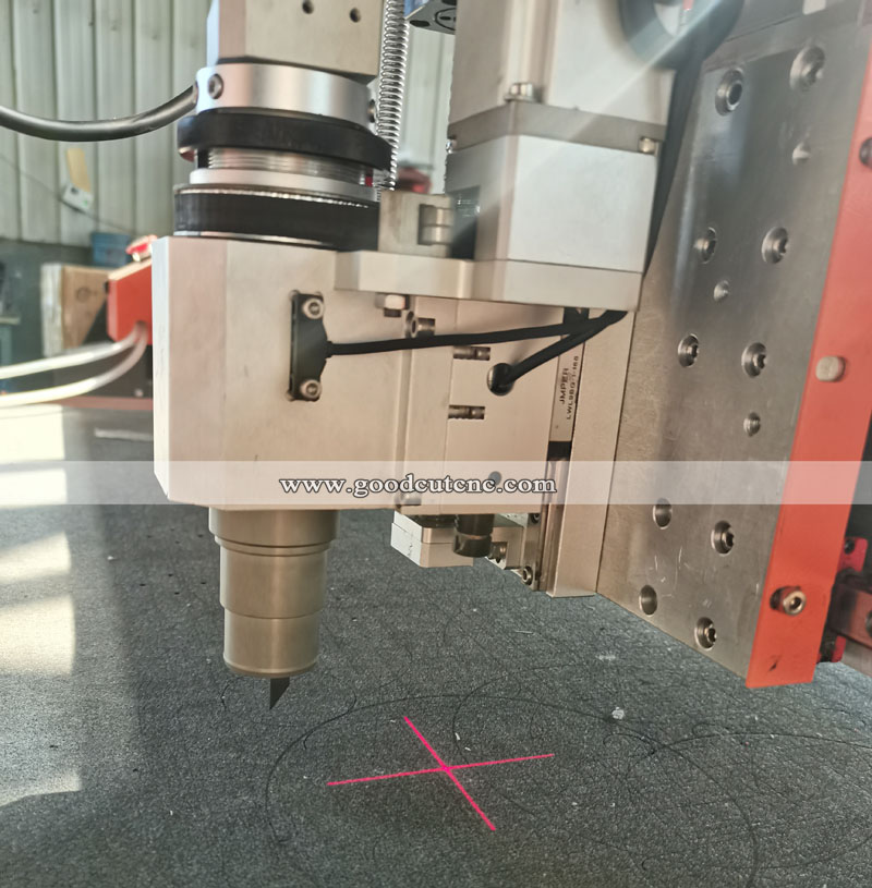GC1625O Machine CNC de découpe à couteau oscillant pour la découpe de carton multicouche et de cuir