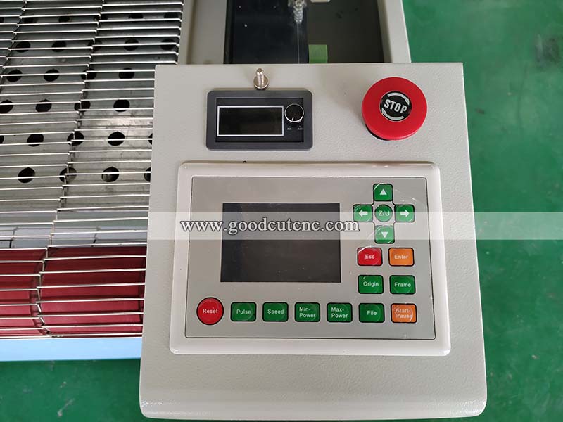 GC1625O Machine CNC de découpe à couteau oscillant pour la découpe de carton multicouche et de cuir