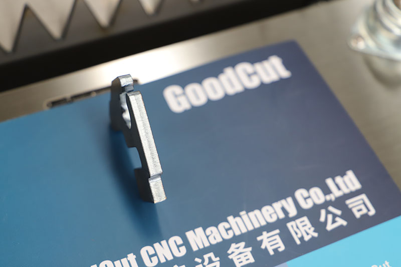 GC1530F Machine de découpe laser à fibre de conception nouvelle pour la découpe de métal plat 