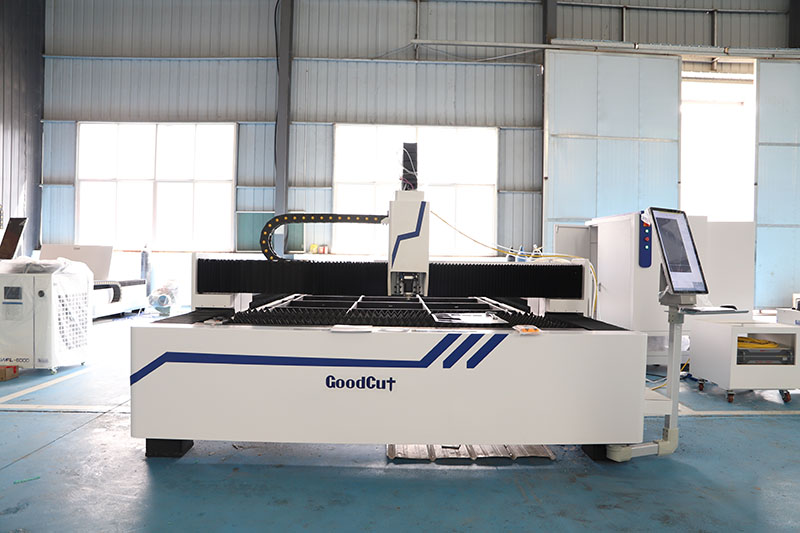 GC6520F Machine de découpe laser à fibre de grande taille 6500*2000mm pour la découpe des métaux plats