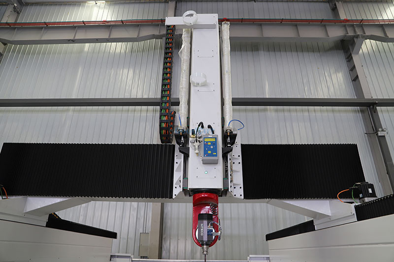 Routeur CNC 5 axes ATC de haute gamme pour travaux de gravure sur bois, pierre, moules et aluminium