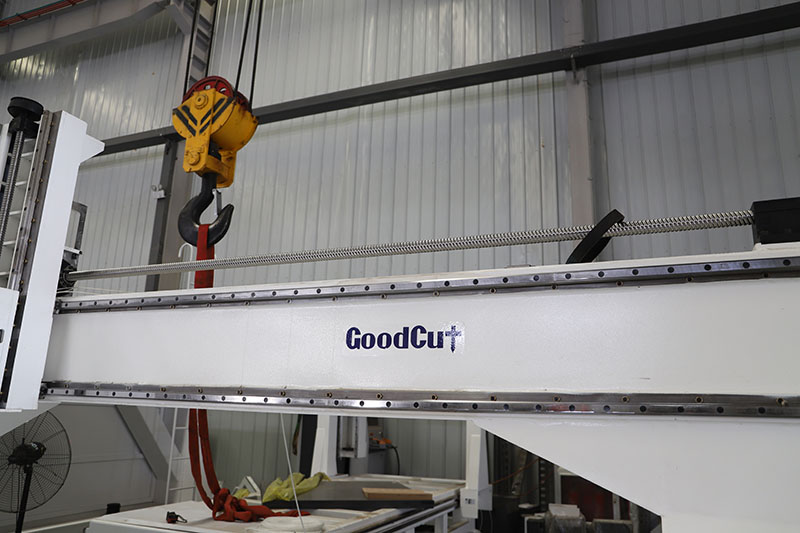 GC1325D-5 Machine de routeur CNC ATC à 4 Axes et 5 Axes pour accoudoir et dossier de chaise avec adsorption de bande