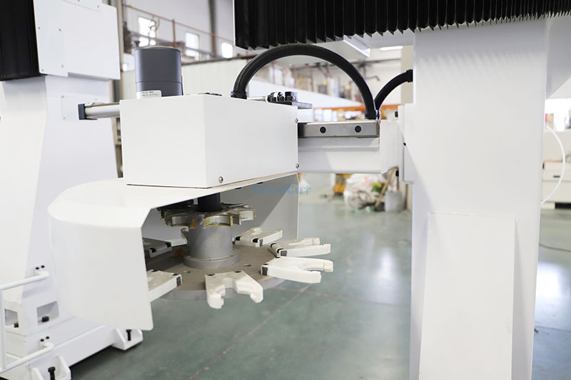 GC1325D-5 Machine de routeur CNC ATC à 4 Axes et 5 Axes pour accoudoir et dossier de chaise avec adsorption de bande
