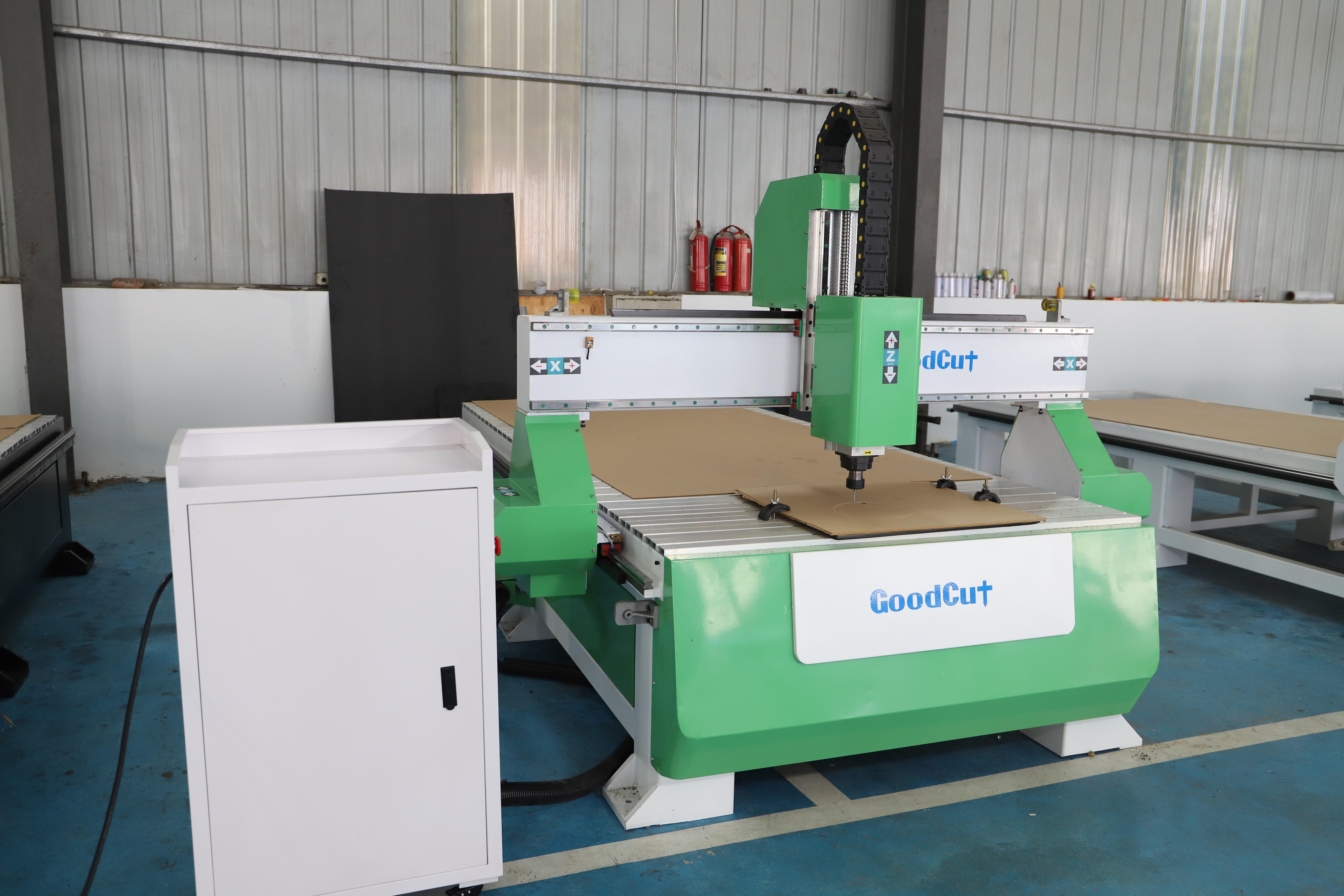 GC1325 CNC Router Machinery for Woodworking with High Quality and Customized Specifictions (Machines à router CNC pour le travail du bois de haute qualité et spécifications personnalisées)