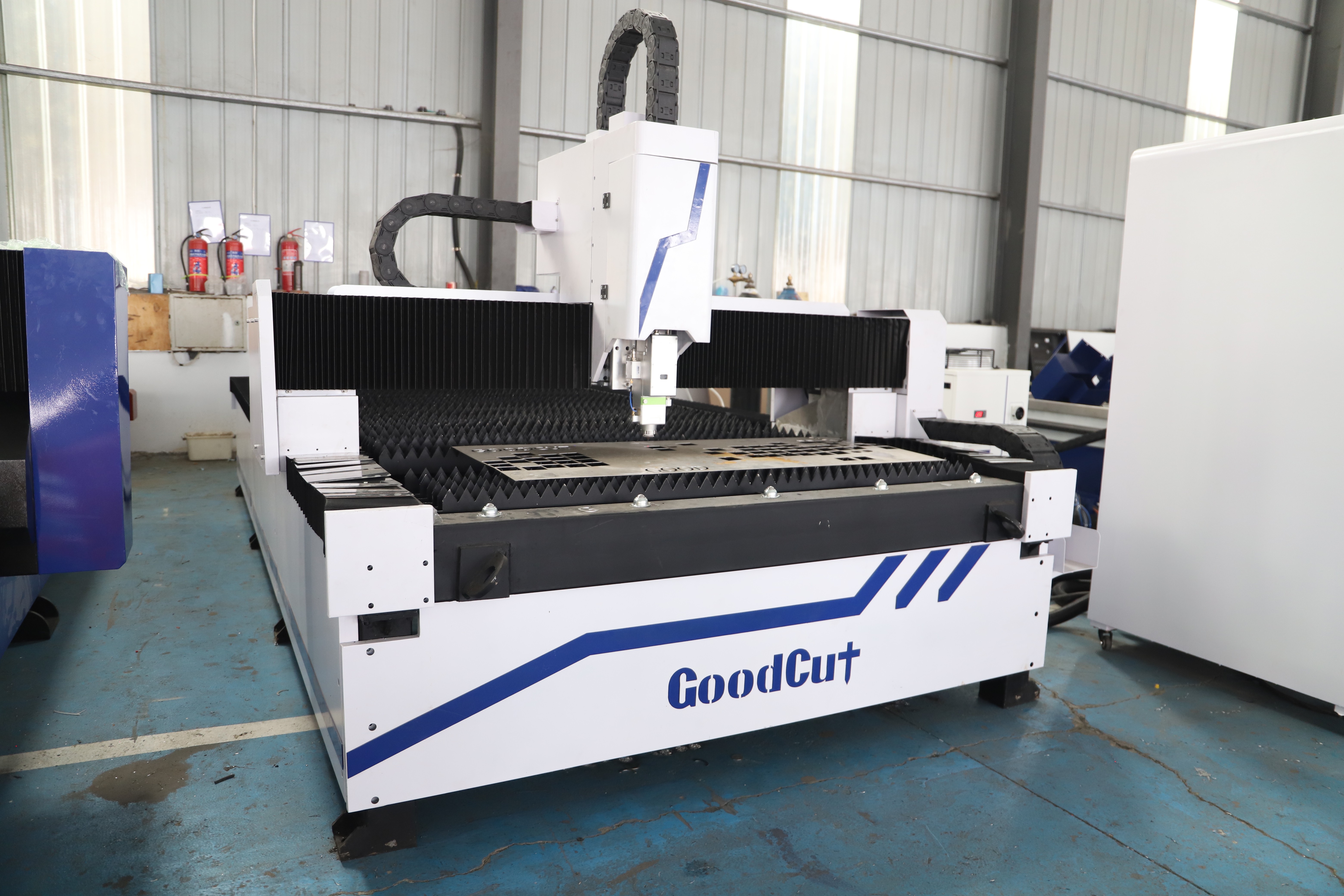 Machine de découpe laser à fibre à structure séparée GC1530F pour la découpe de l'acier inoxydable et de l'acier au carbone