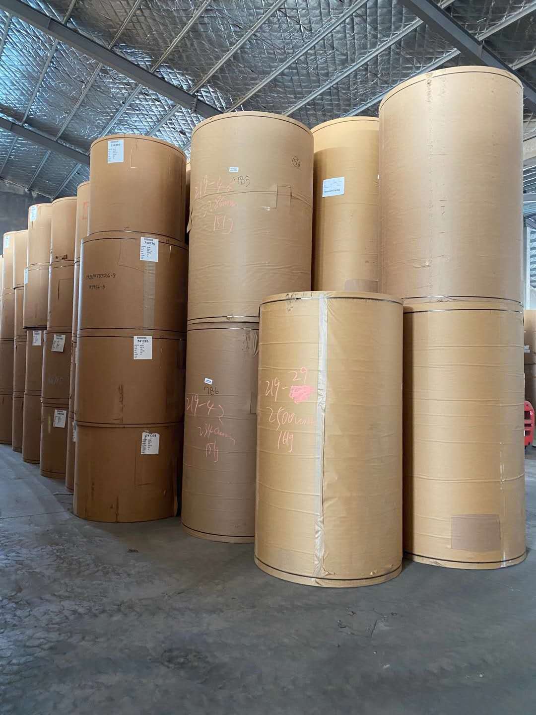 Manufacturers supply natural color kraft paper coated carton with kraft wrapping paper wholesale