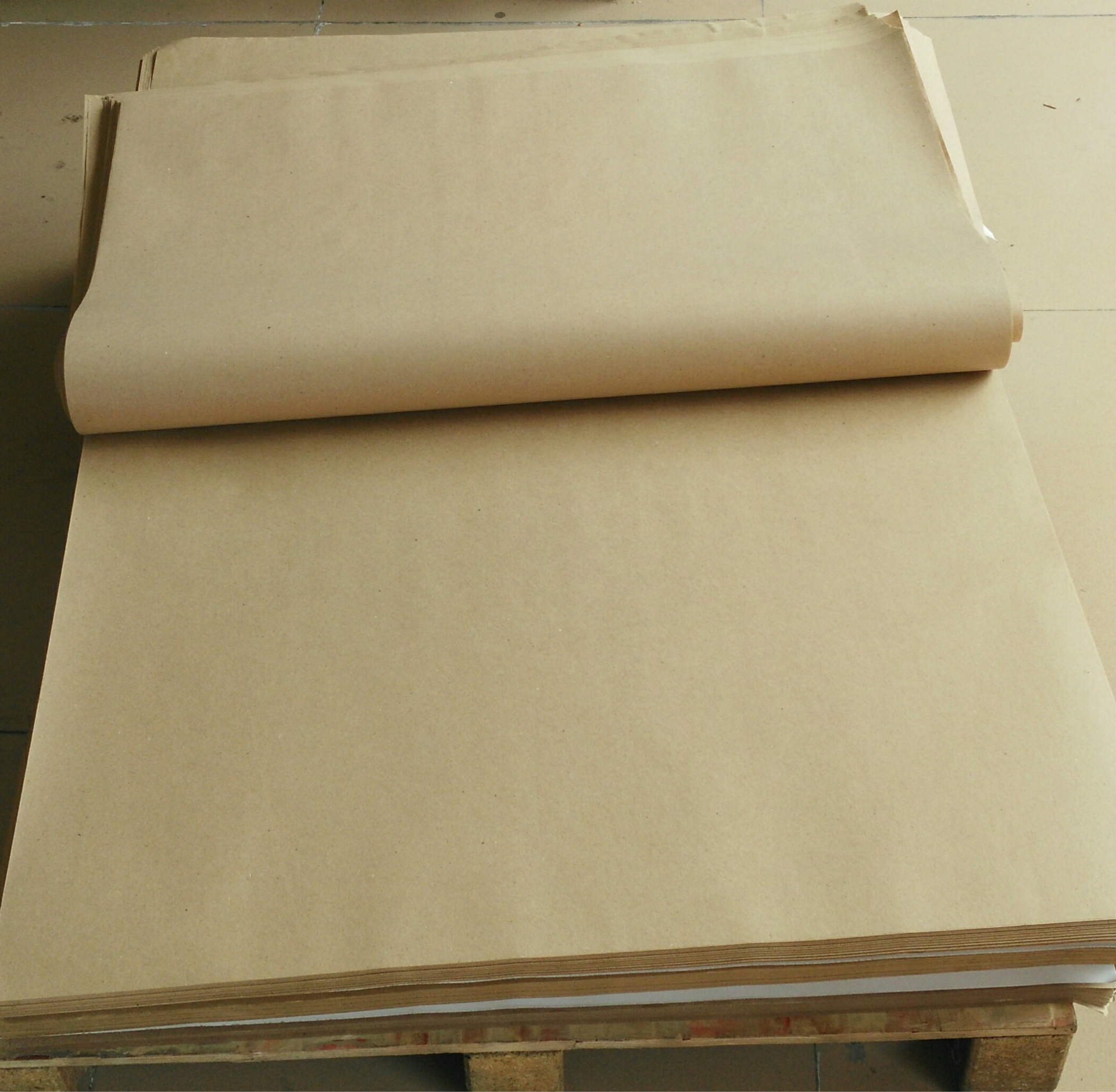 Manufacturers sell kraft paper 45g single-light kraft paper yellow kraft paper for clothing boards