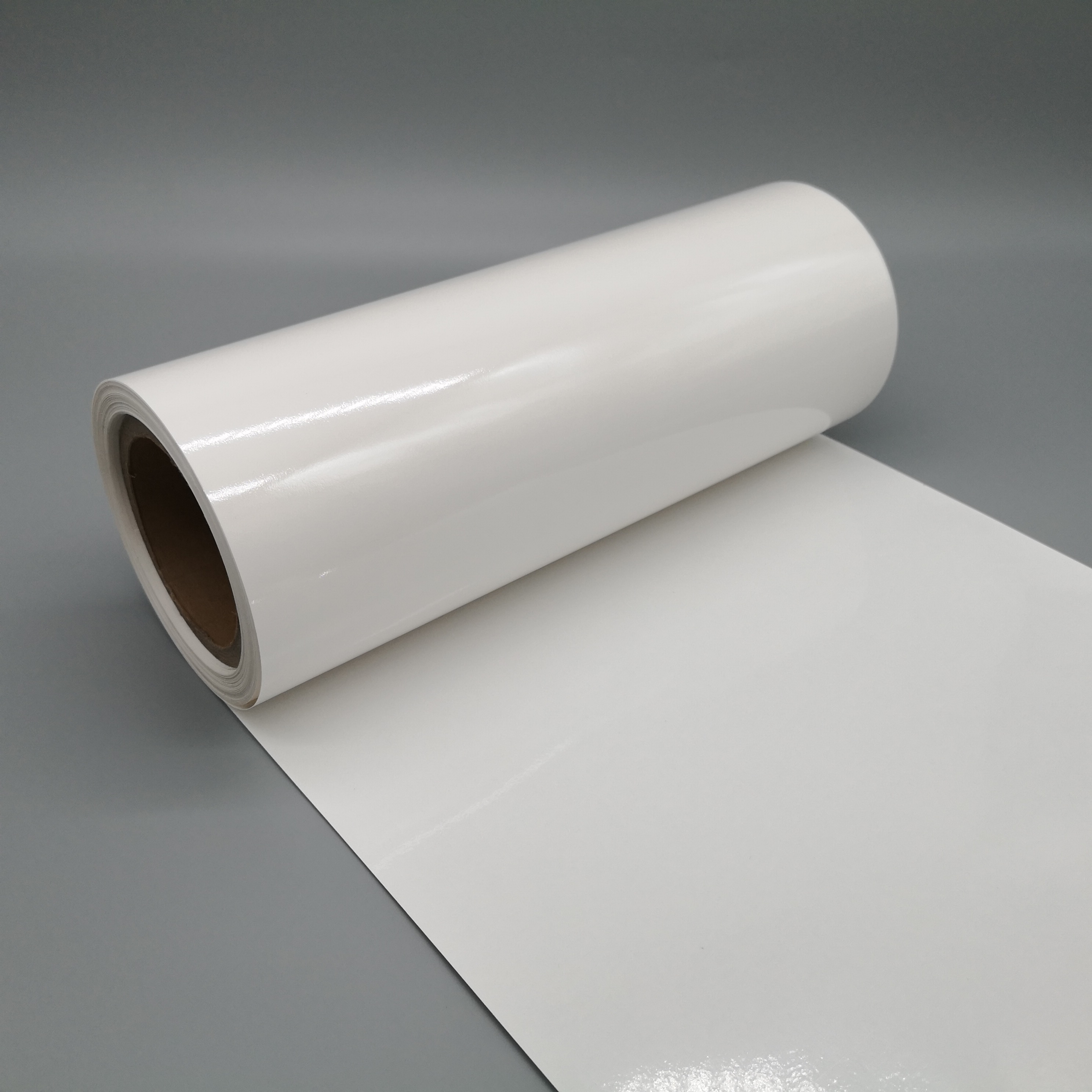 Unprinted coated paper rolls at the sales outlet can be printed in multiple colors to make different