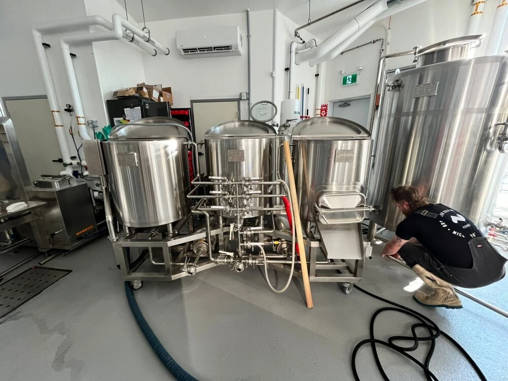 Sistema de elaboración de cerveza experimental de 100 litros