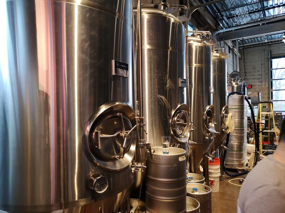 Equipo de elaboración de cerveza de 10 barriles y 3 recipientes