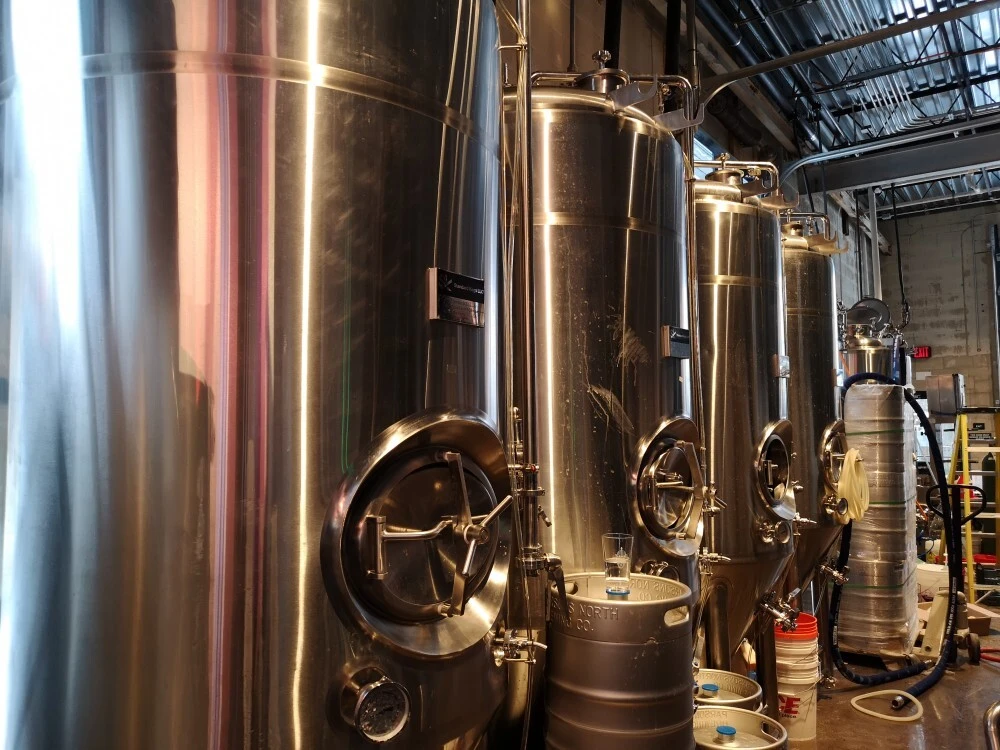 Equipo de elaboración de cerveza de 10 barriles y 3 recipientes
