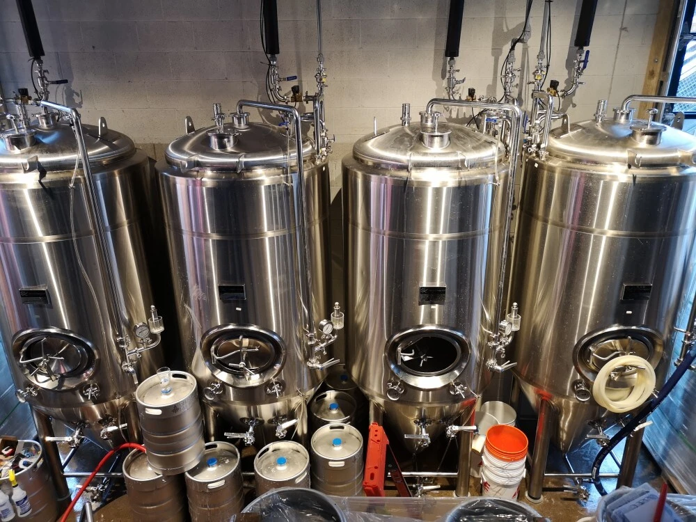 Equipo de elaboración de cerveza de 10 barriles y 3 recipientes