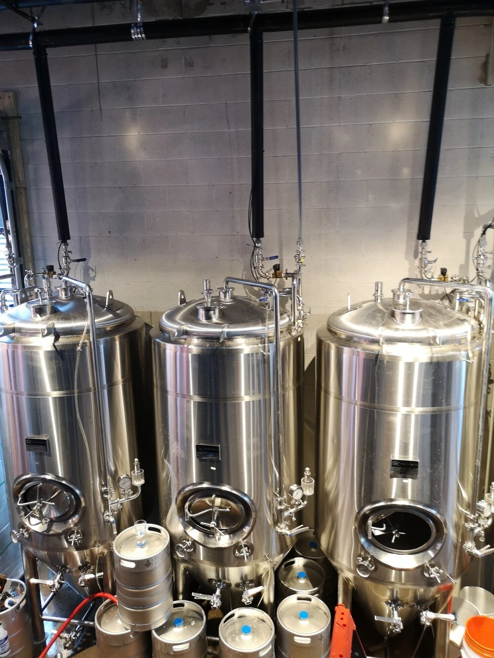 Equipo de elaboración de cerveza de 10 barriles y 3 recipientes