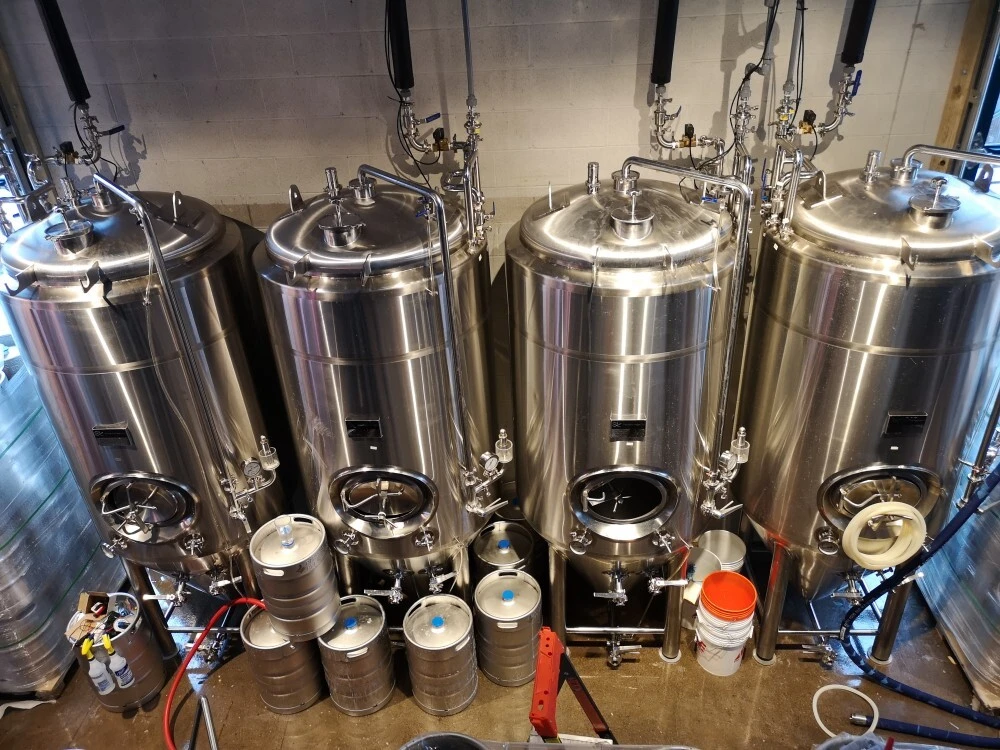 Equipo de elaboración de cerveza de 10 barriles y 3 recipientes