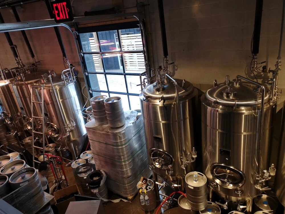 Equipo de elaboración de cerveza de 10 barriles y 3 recipientes