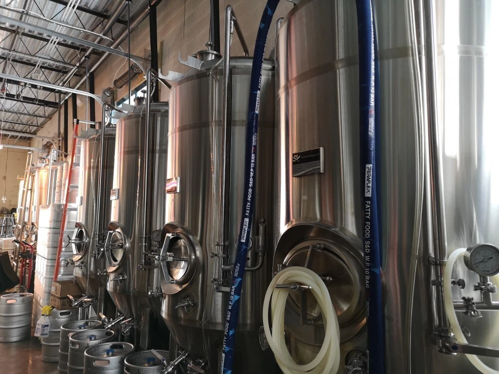 Equipo de elaboración de cerveza de 10 barriles y 3 recipientes