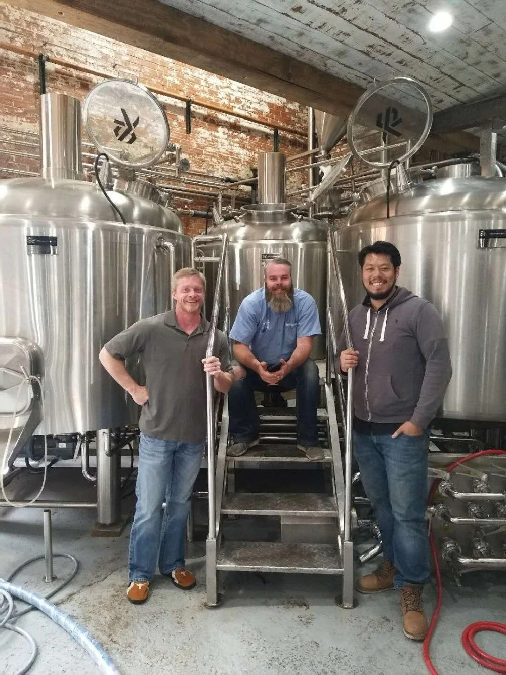 Equipo de elaboración de cerveza de 3 recipientes y 15 barriles