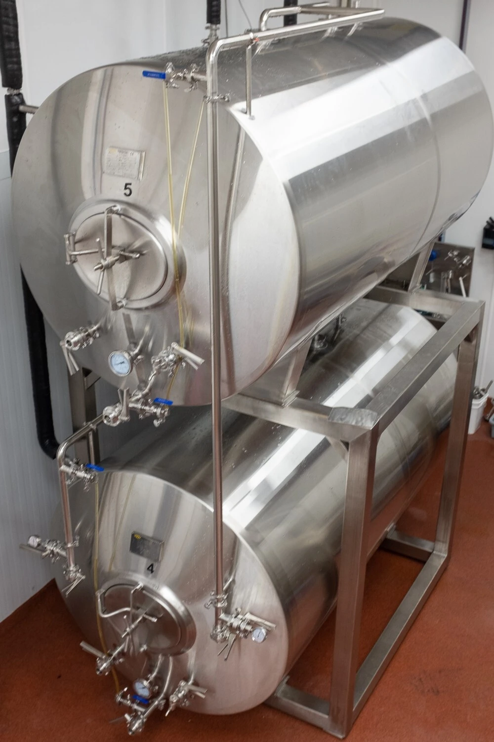 Horizontaler heller Biertank