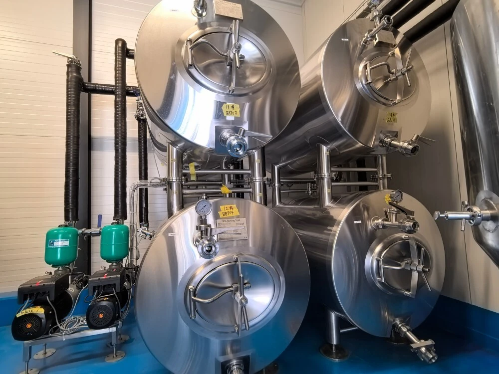 Horizontaler heller Biertank