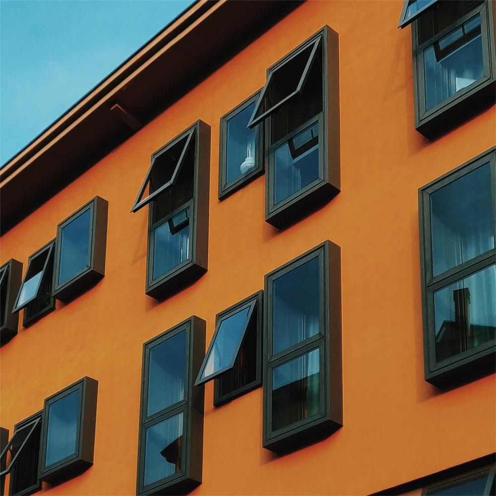 Aegis 80 uPVC/乙烯基平开/上悬窗带钉边